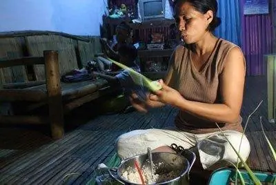 Местная женщина из племени заррага готовит ибос, своего рода закуску из риса. Многие семьи на Филиппинах должны пополнять свой доход, продавая продукты питания или поддерживая небольшие магазины, называемые магазинами сари-сари. Фотографии Райана Мерфи.