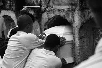 Скорбящие хоронят гроб в провинции Капис, Филиппины. Покойная - бабушка двух мальчиков, с которыми я работала; Меня пригласили не спать всю ночь на поминках и есть вяленую рыбу, пить местное кокосовое вино (туба) и играть в бинго.