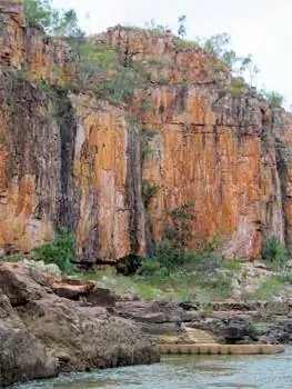 Скалистые откосы возрастом в несколько миллионов лет во время речного круиза с Nitmiluk Tours