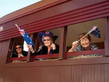 Патриотические австралийцы машут из окон старого военного поезда Пичи Ричи.