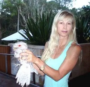 Охотник Байрон-Бей с раненой птицей