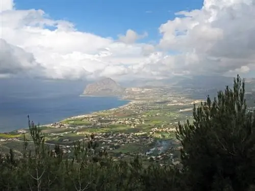 Эриче занимает легко защищаемую вершину холма на западе Сицилии.