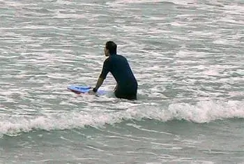 Серфер в Лорне, Виктория, Австралия.