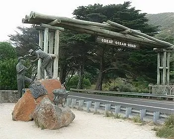 Памятный знак и скульптура Великой океанской дороги.