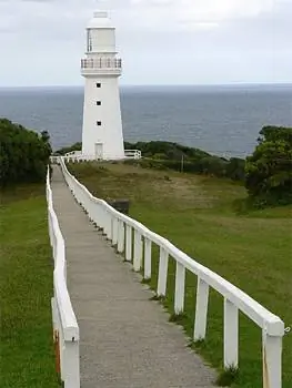 Знаменитый маяк на мысе Отуэй, который когда-то служил маяком для кораблей в море.