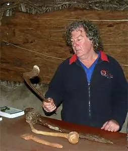 Брэд Уэст владеет бумерангом, которым он убивает валлаби и летающих уток. Он гид-переводчик на станции маяка Кейп-Отуэй на прогулке.