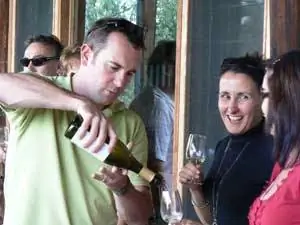 Ник Йохансен учит тонкостям кружения и потягивания.