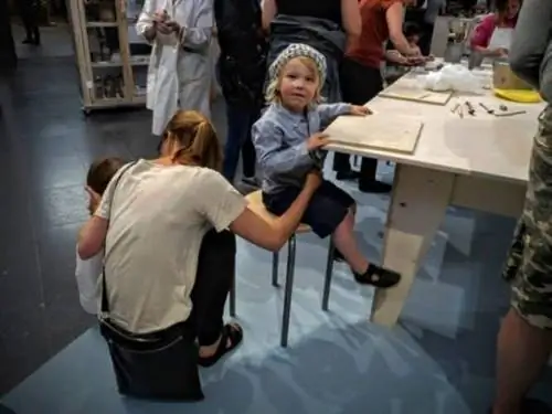 Творческий (и глиняный) ребенок в Liljevalchs в Швеции.