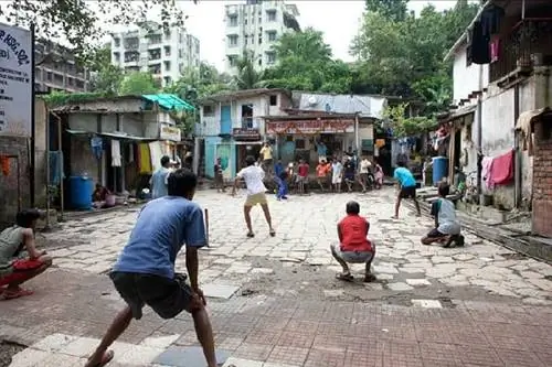 Игра в крикет на улицах Мумбаи.