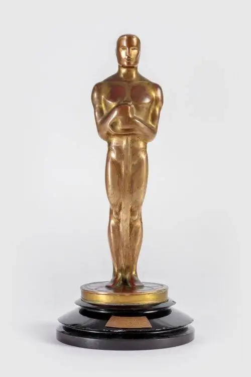 Статуэтка «Оскар» вручена Чарльзу Рошеру за операторскую работу на рассвете 1927 г. Музей кинематографии Академии Фото Джошуа Уайта JWPictures &copy; Фонд музея академии