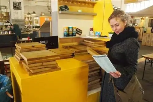 Местный гид Нарджара Грондман показывает мне Food Fenix, где вы заказываете доску любых блюд, которые вам нравятся.