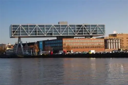 Над рекой возвышается здание Unilever, еще одна звезда в городе, полном впечатляющих зданий.