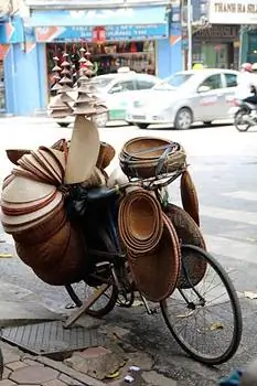 Продавец шляп и корзин, Ханой.