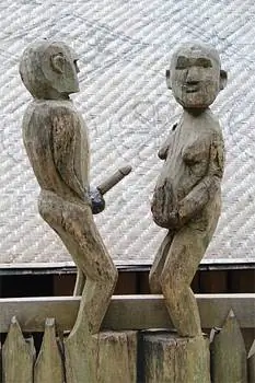 Традиционные статуи плодородия на выставке в Музее этнографии