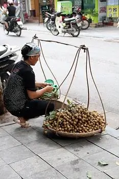 Продавщица со своим le thung на отдыхе.