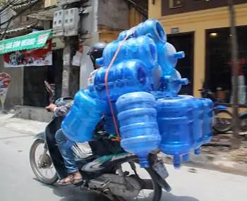 Мотоцикл с полной загрузкой в Ханое, Вьетнам.