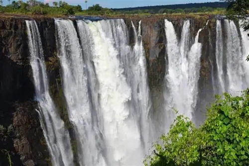 Водопад Виктория - одно из семи чудес света в Зимбабве.