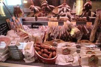 Вкусная еда является традицией в Квебеке, в том числе колбаса ручной работы. Фото предоставлено Кэтлин Бродхерст