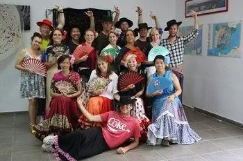 Группа позирует после урока фламенко в Барселоне.