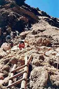 Туристы спускаются по опасной тропе к водопаду Муни в индейской резервации Хавасупай в Аризоне.