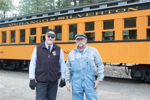 Билл Колли (слева), дирижер, и Стив Оттен, главный инженер, оба ветераны D&SNGRR с 30-летним стажем.