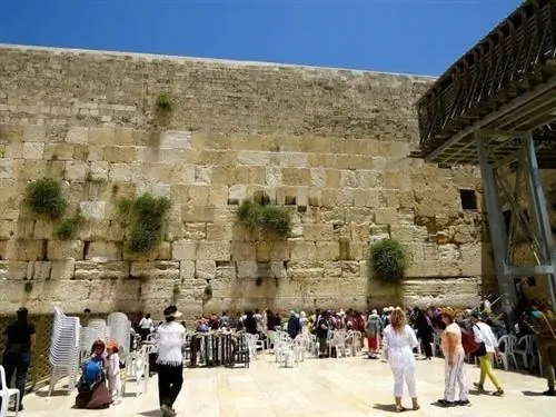 Женщины молятся на правой стороне Стены Плача в Иерусалиме, Израиль. Жан Сполярич Фотографии.