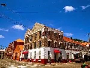 Угол улицы в Сент-Джорджесе, Гренада.