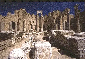 Вид внутри Севариуса или Новой базилики, которая функционировала как Суд, Лептис Магна. фото: Джоно Дэвид.