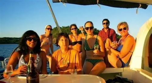 Девушки и парни на лодке.