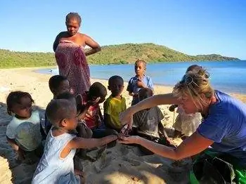 Джин раздает поп-рок, новый опыт для местных детей.