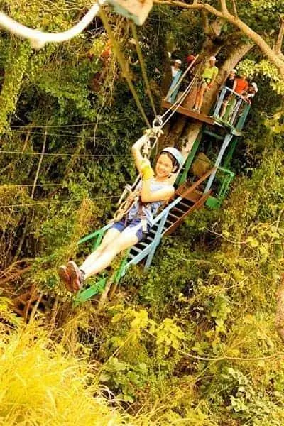 Зиплинг с ликованием в Национальном парке на Арубе.