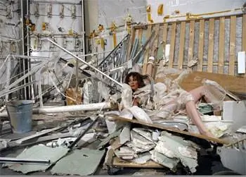 Мадлен Стиллвелл в одной из своих инсталляций