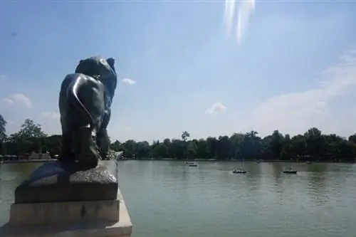 Статуя льва с видом на пруд Ретиро в парке Буэн Ретиро. Жизнь в качестве Au Pair