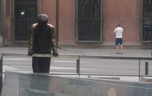 ImageEl Vecino Curioso (Любопытный сосед) статуя, которая только что привлекла большую толпу, чтобы посмотреть на то, что оказалось абсолютно ничем. жизнь в качестве помощницы по хозяйству