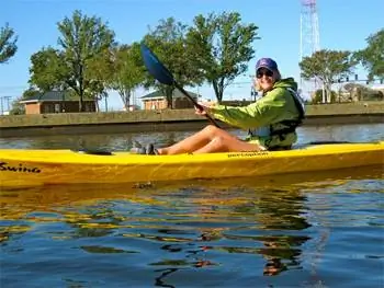 Автор наслаждается прогулкой на байдарках по Норфолку.