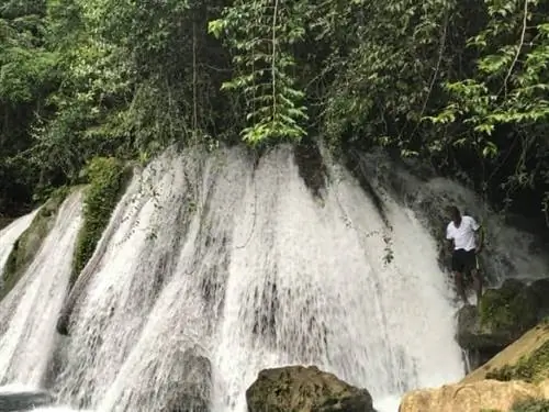 Водопад Рич-Фолс недалеко от Порт-Антонио, Ямайка.