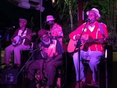 The Jolly Boys поют свой кавер на песню Rehab Эми Уайнхаус в Geejam.