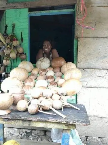 В Порт-Антонио на каждом углу можно увидеть продавцов, продающих фрукты и товары.