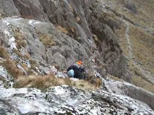 Альпинист взбирается на ледяные скалы Cwm Idwal.