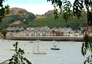 Вид на отель и спа-салон Quay через устье реки Конуи.