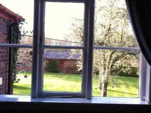 Вид на сад загородного дома Ash Farm.