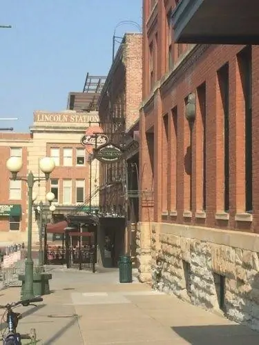 За пределами торгового района Хеймаркет в Линкольне.