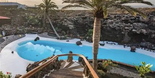 Хамеос-дель-Агуа - одно из потрясающих вулканических мест на Лансароте, Канарские острова, спроектированное легендарным Сезаром Манрике.