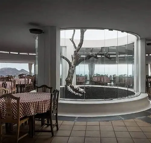 Круглый ресторан El Diablo в парке Тиманфайя на Лансароте.