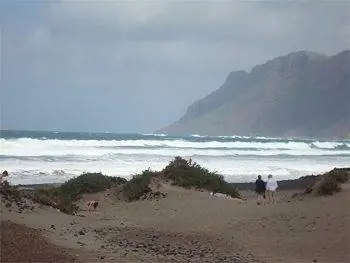 Пляж в Лансароте.