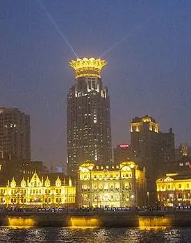 Набережная Шанхая вся освещена к вечеру.