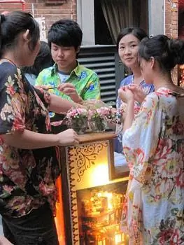 Готовимся к напряженной ночи в их кафе в районе Тяньцзифан в Шанхае.