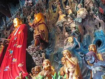 Статуэтки в храме Нефритового Будды