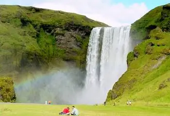 Скоугафосс, который падает с высоты 200 футов над скалистым уступом, создает постоянный туман. Пешеходная тропа приведет вас на вершину.