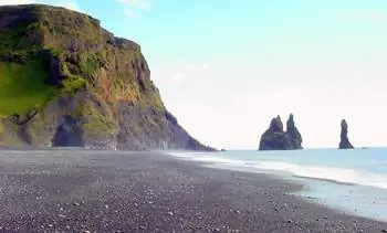 Пляжи из черной лавы, пещеры и штабеля базальтовых колонн вокруг Вика.